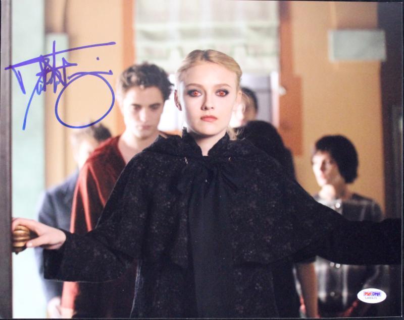 Dakota Fanning Twilight Signed Authentic 11X14 Photo Poster painting Autographed PSA/DNA #L68925