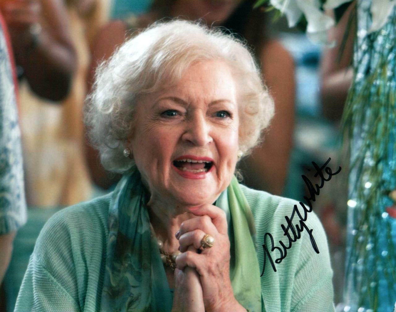 Betty White signed 8x10 Photo Poster painting with COA autographed Picture very nice