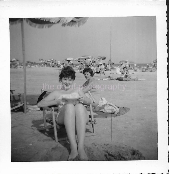 Vintage FOUND Photo Poster paintingGRAPH bw A DAY AT THE BEACH Original JD 110 3 Q