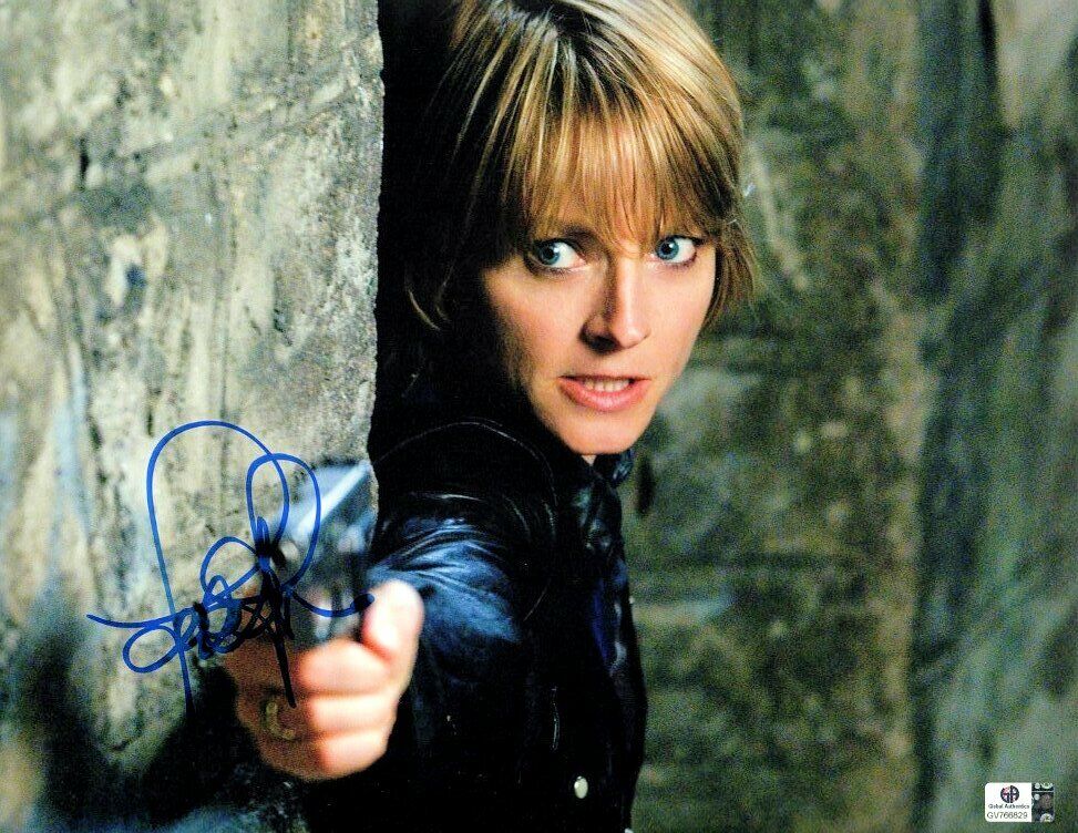 Jodie Foster Signed Autographed 11X14 Photo Poster painting The Brave One Aiming Gun GV766829