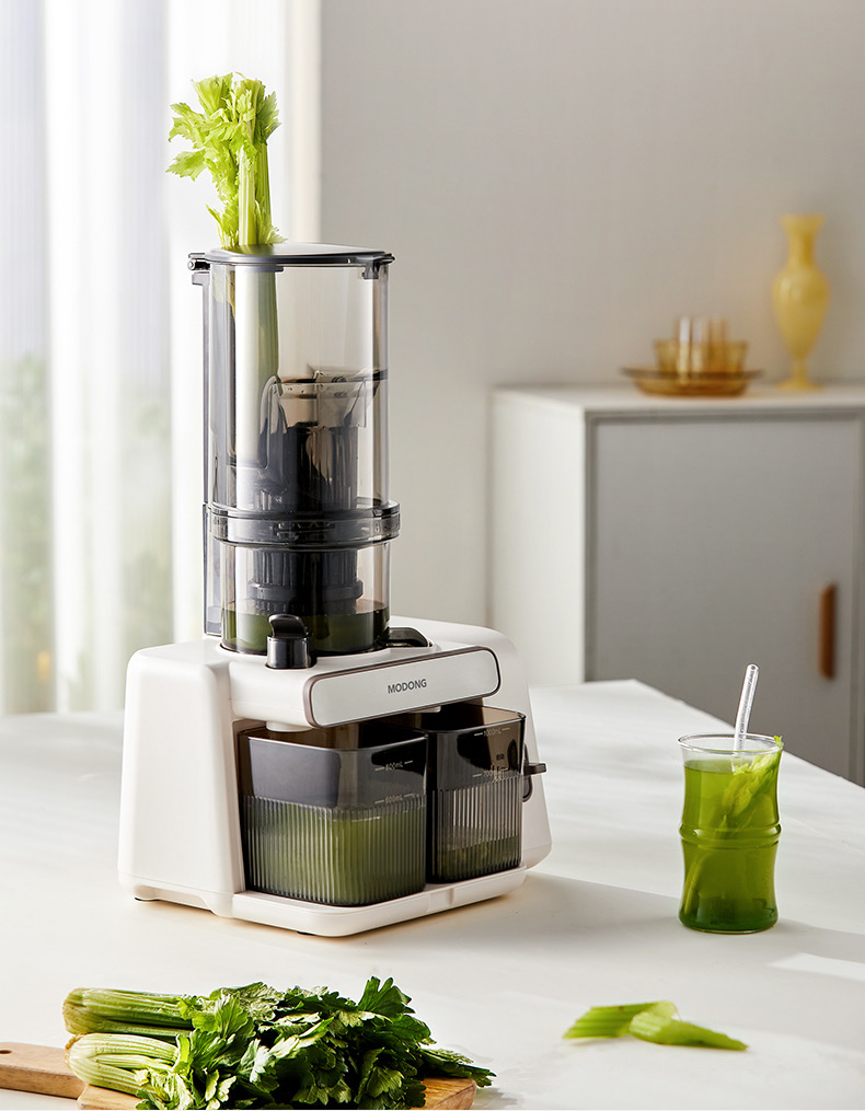 يمكن للعصارة المزودة بفتحة تغذية أوسع بمقدار 12 سم استيعاب قطع أكبر من الطعام، مما يلغي الحاجة إلى تقطيع الفواكه والخضروات، ويمكنها استخلاص العصير بسرعة