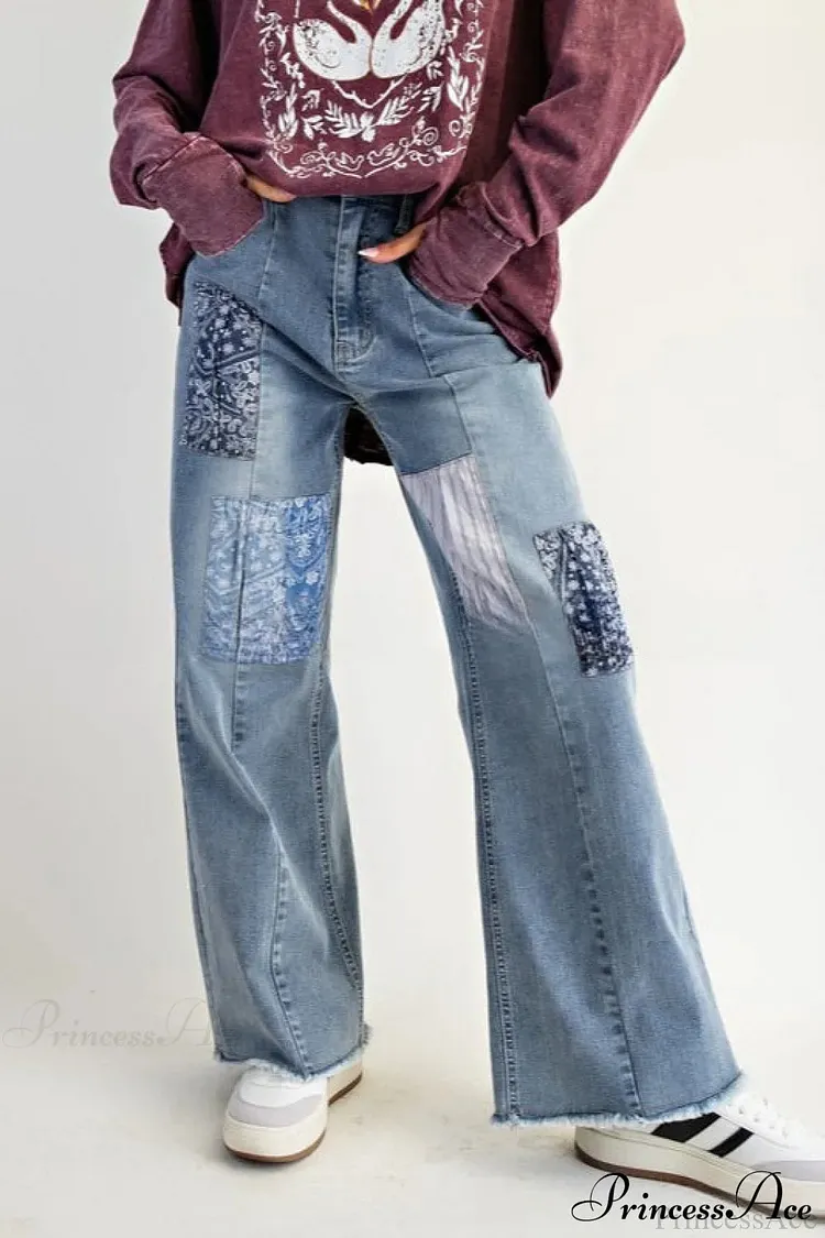 High Waisted Appliqu&eacute; Straight Leg Jeans