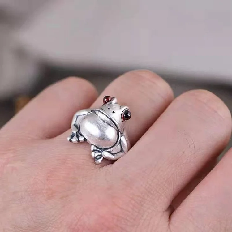 Silver Croaking Frog Ring