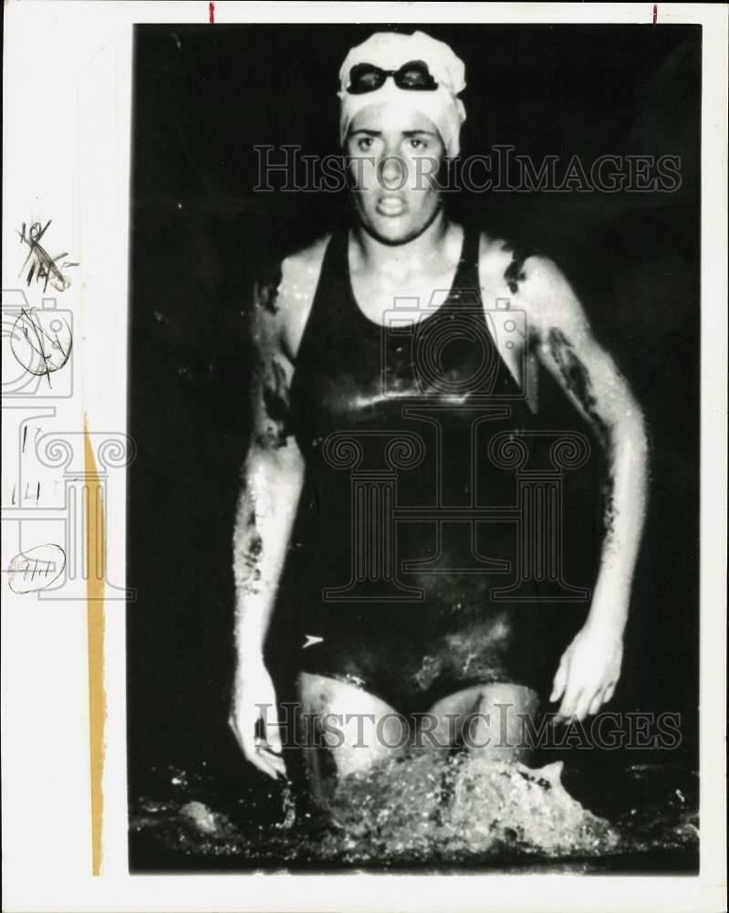 Press Photo Poster painting Swimmer Diana Nyad Exits Lake at Night - sas23995