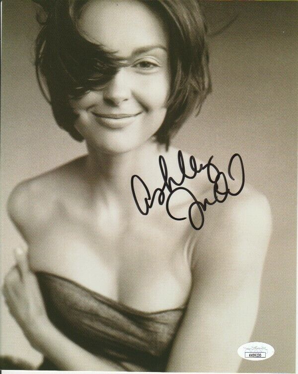 SEXY ACTRESS ASHLEY JUDD SIGNED B&W 8x10 Photo Poster painting! JSA COA