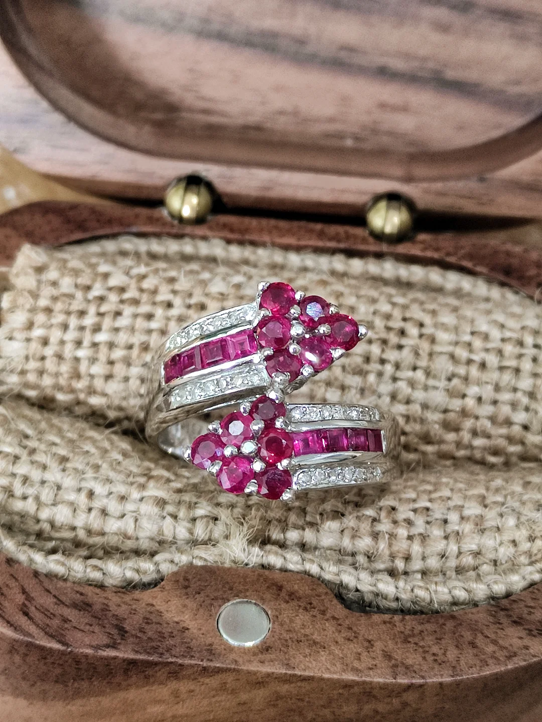 S425 红宝石钻石双箭头戒指750，红宝石1.97ct，钻石0.14ct，6.4g，17/56码【红宝颜色美，款式独特】