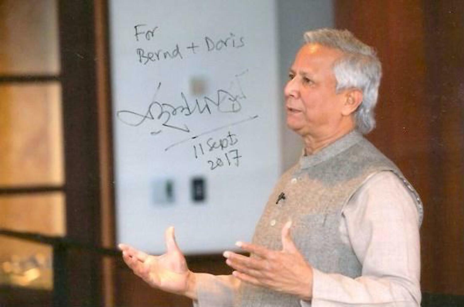 ECONOMIST Muhammad Yunus NOBEL PRIZE autograph, signed Photo Poster painting