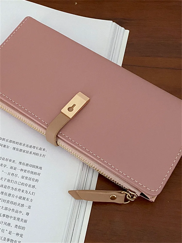 Keyhole Inspired Buckle Utility Leather Purse