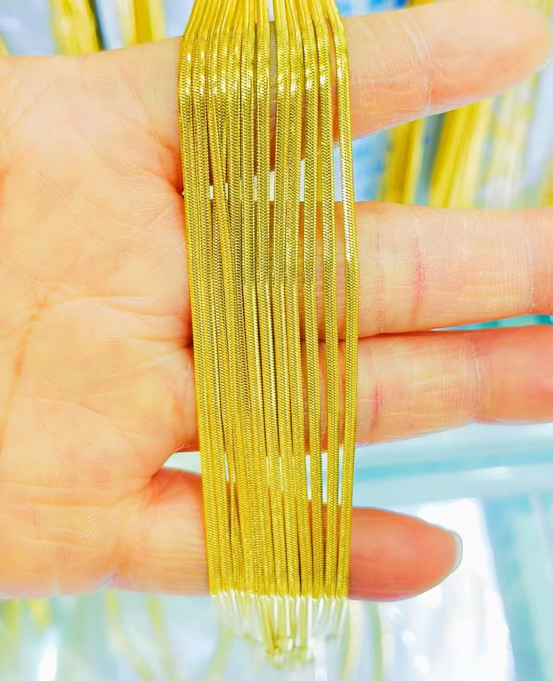 Interchangeable chains that can be worn as a minimalist necklace.