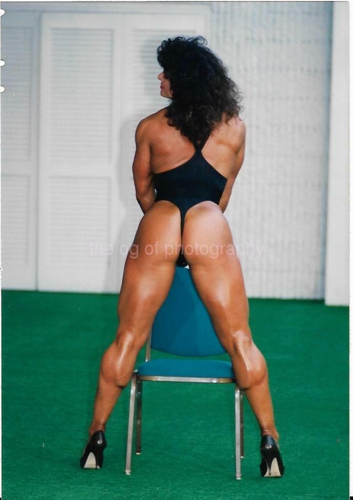 Pretty Woman FOUND Photo Poster painting Color MUSCLE GIRL Original EN 21 60 D