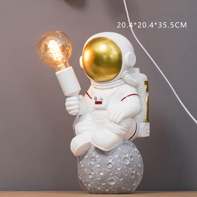 New Astronaut Table Lamp Art Deco Resin Lamp Table Bedroom Lamp Creative Living Room Loft Decoration Space Man Desk Light LED