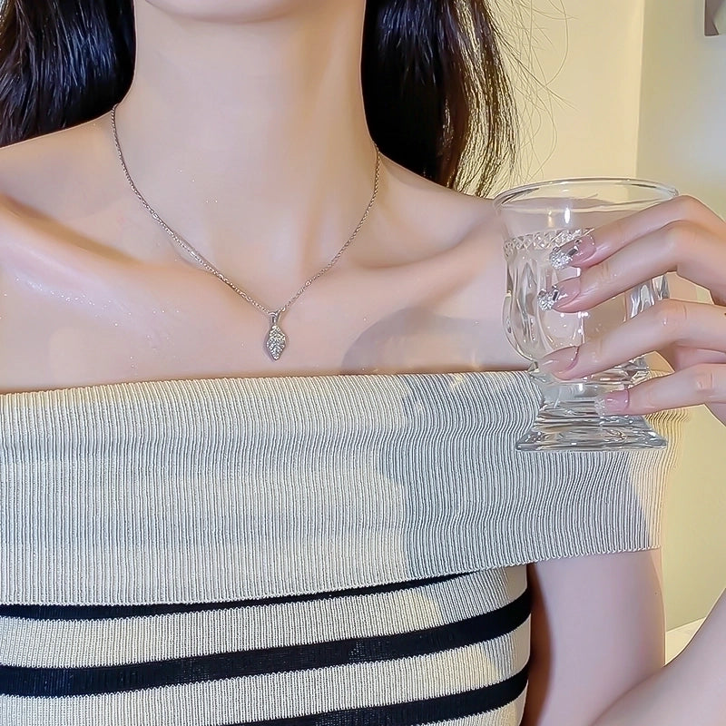 Minimalist Shiny Korean Style Leaf Titanium Steel Plating Inlay Zircon Silver Plated Pendant Necklace