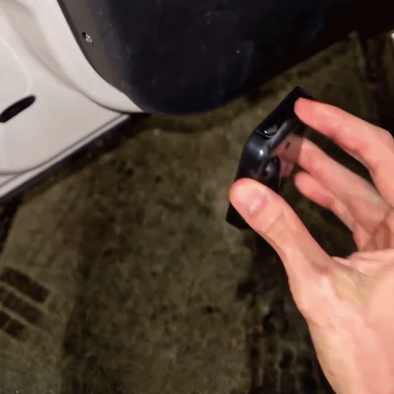Animated demonstration of the HYRULIGHT car door projector lighting up when a door opens