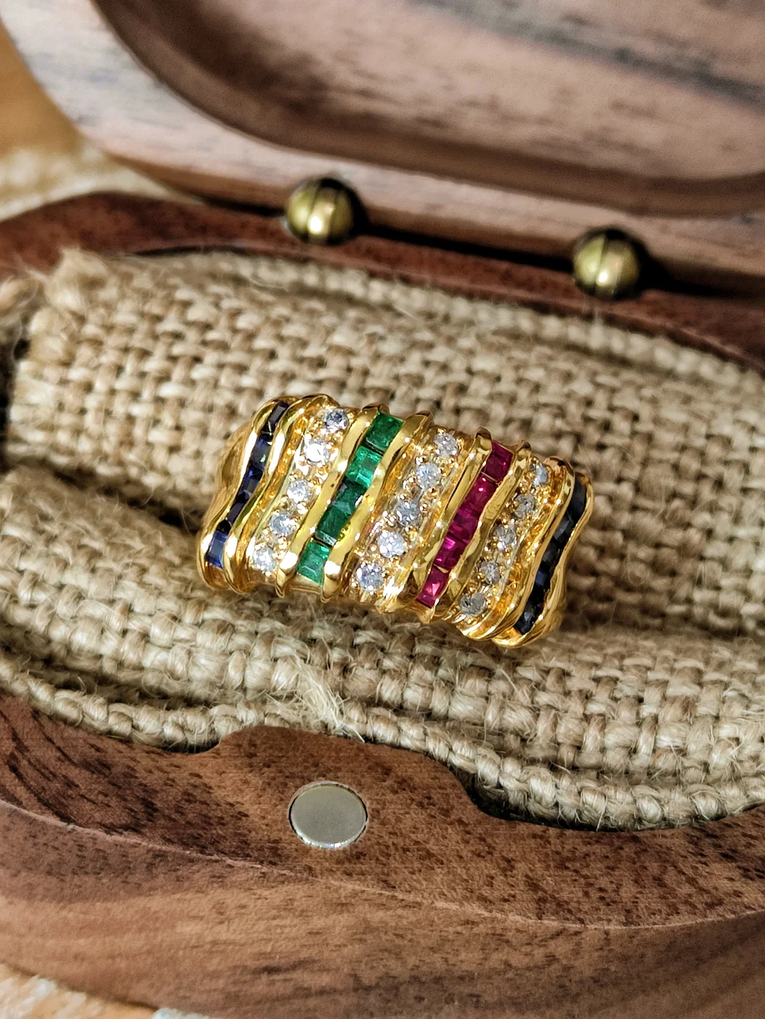 S469【品牌】三越彩宝钻石斜条纹戒指K18，蓝宝石0.50ct，红宝石0.25ct，祖母绿0.20ct，钻石0.15ct，6.3g，13/52码【品牌货，彩宝颜色美，经典款】