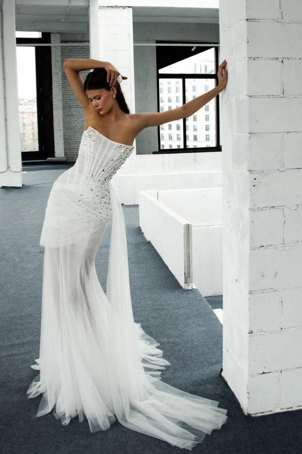 Lussooy Elegant White Strapless Tulle Sleeveless Beaded Wedding Dress with Train 