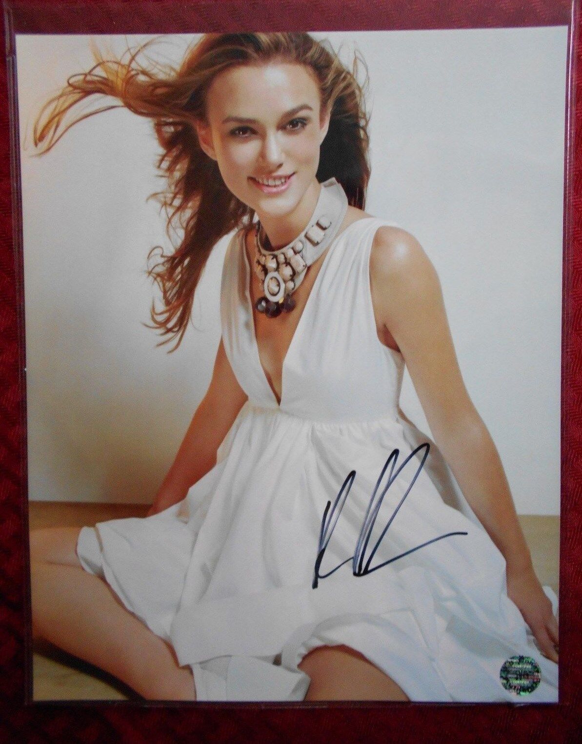 KEIRA KNIGHTLEY * PIRATES OF THE CARIBEAN * GREAT SIGNED Photo Poster painting 8 X 10 W/COA