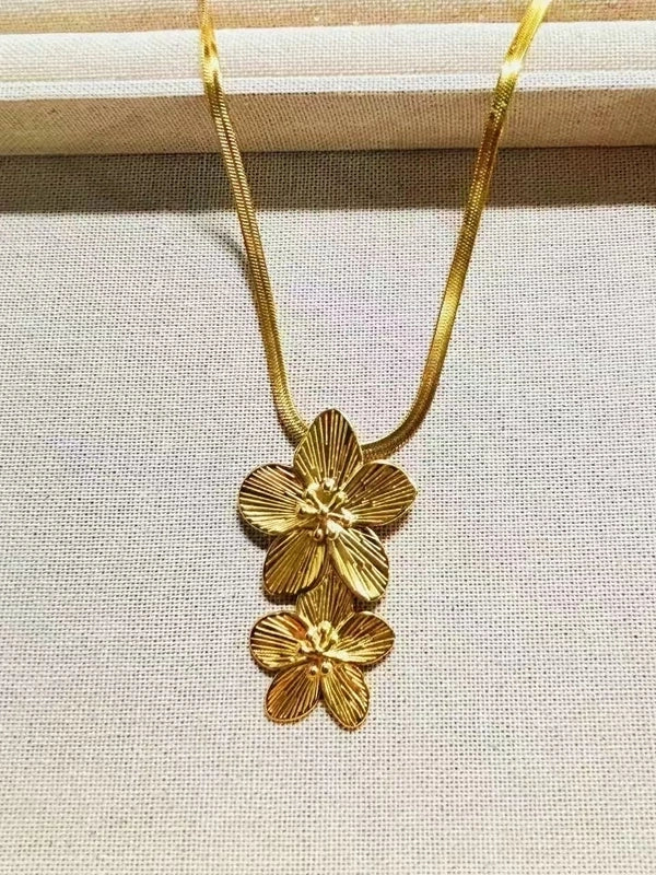 Classical Exaggerated Flower 304 Stainless Steel Pendant Necklace
