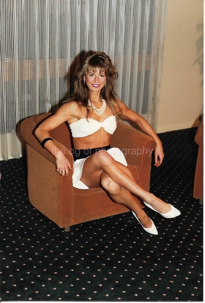 VERY PRETTY WOMAN 80's 90's FOUND Photo Poster painting Color MUSCLE GIRL Original EN 18 6 U