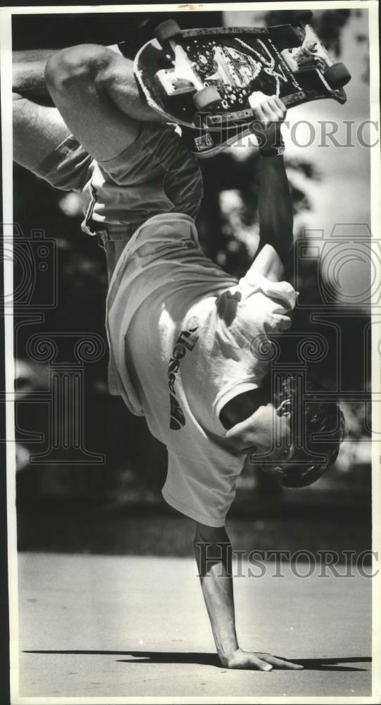 Press Photo Poster painting Barton Bland performs acrobatics with his skateboard - spb06902