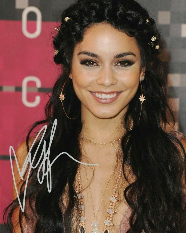 Vanessa Hudgens Autograph Signed Photo Poster painting Print 1