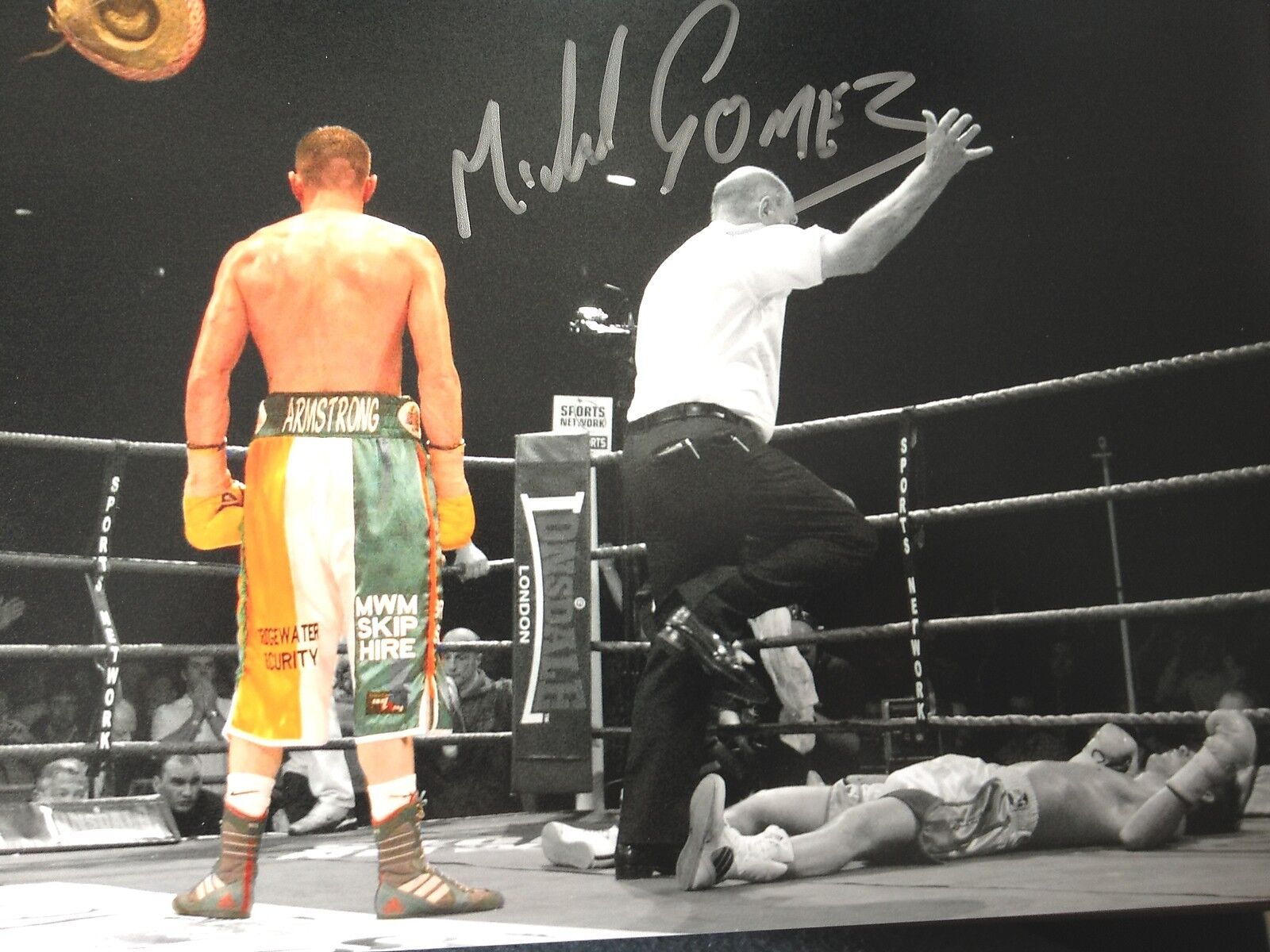 MICHAEL GOMEZ - FORMER WORLD BOXING CHAMPION - SUPERB SIGNED COLOURISED Photo Poster painting