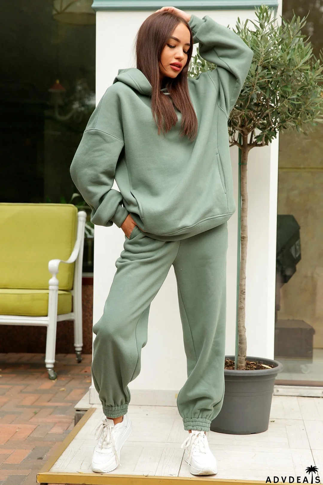 Long pants set with hood and elastic waistband and pockets
