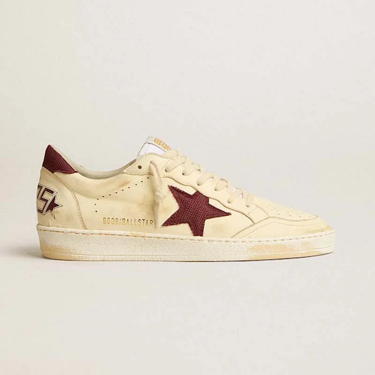 Golden Goose Ball Star Hombre de napa beige con estrella y refuerzo del talón de malla burdeos