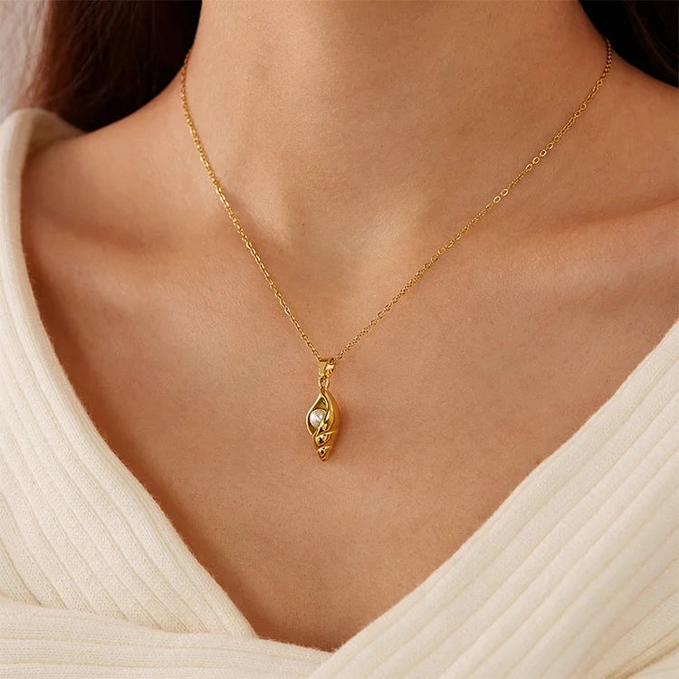 Gentle conch pearl necklace