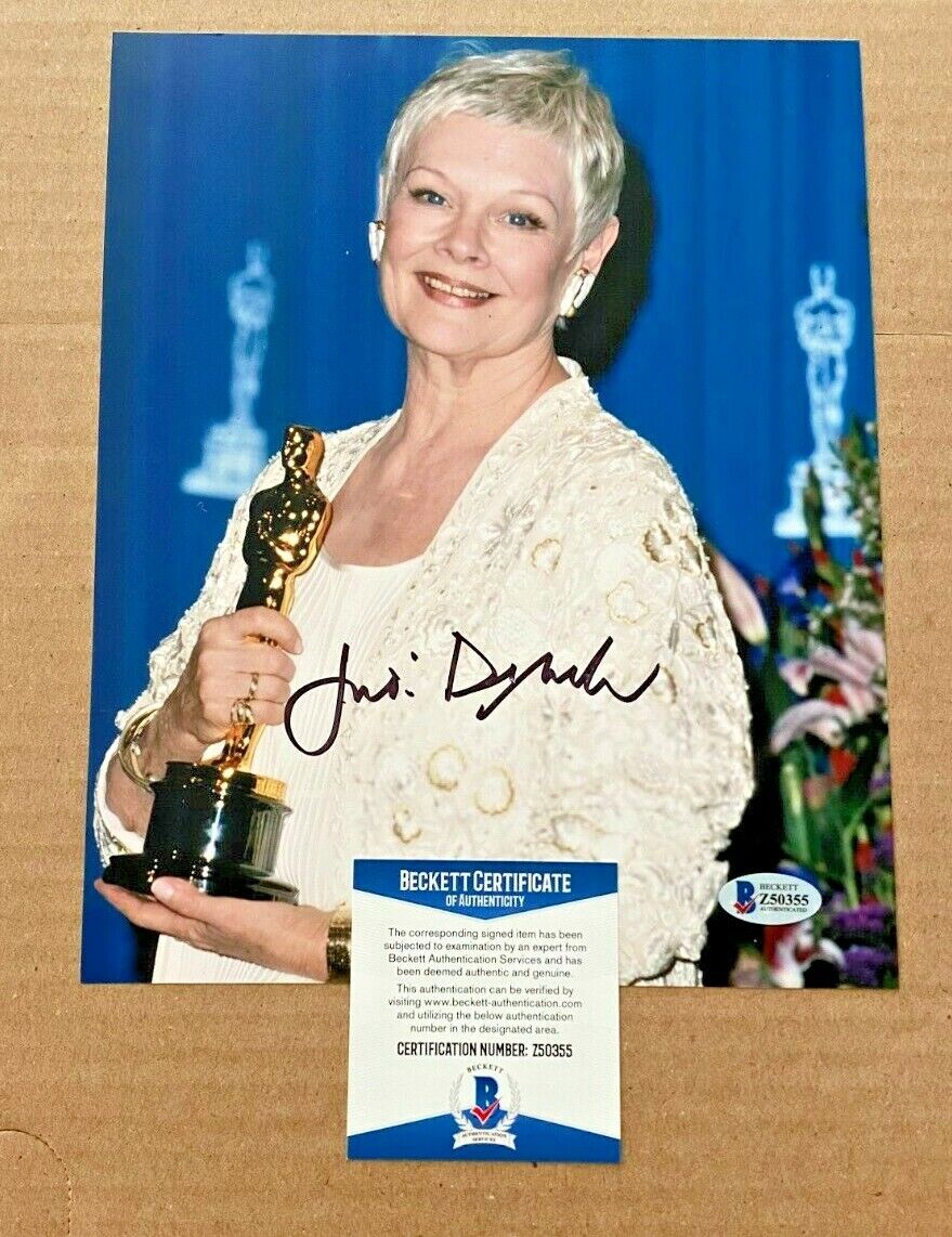 JUDI DENCH SIGNED 1998 OSCAR 8X10 Photo Poster painting BECKETT CERTIFIED