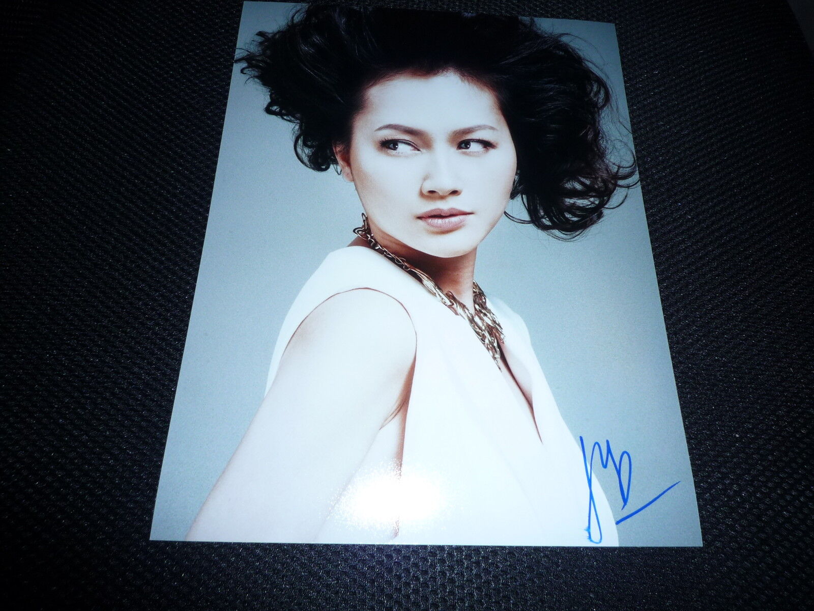 DO THI HAI YEN signed autograph In person 8x10 (20x25 cm) VIETNAMESE ACTRESS