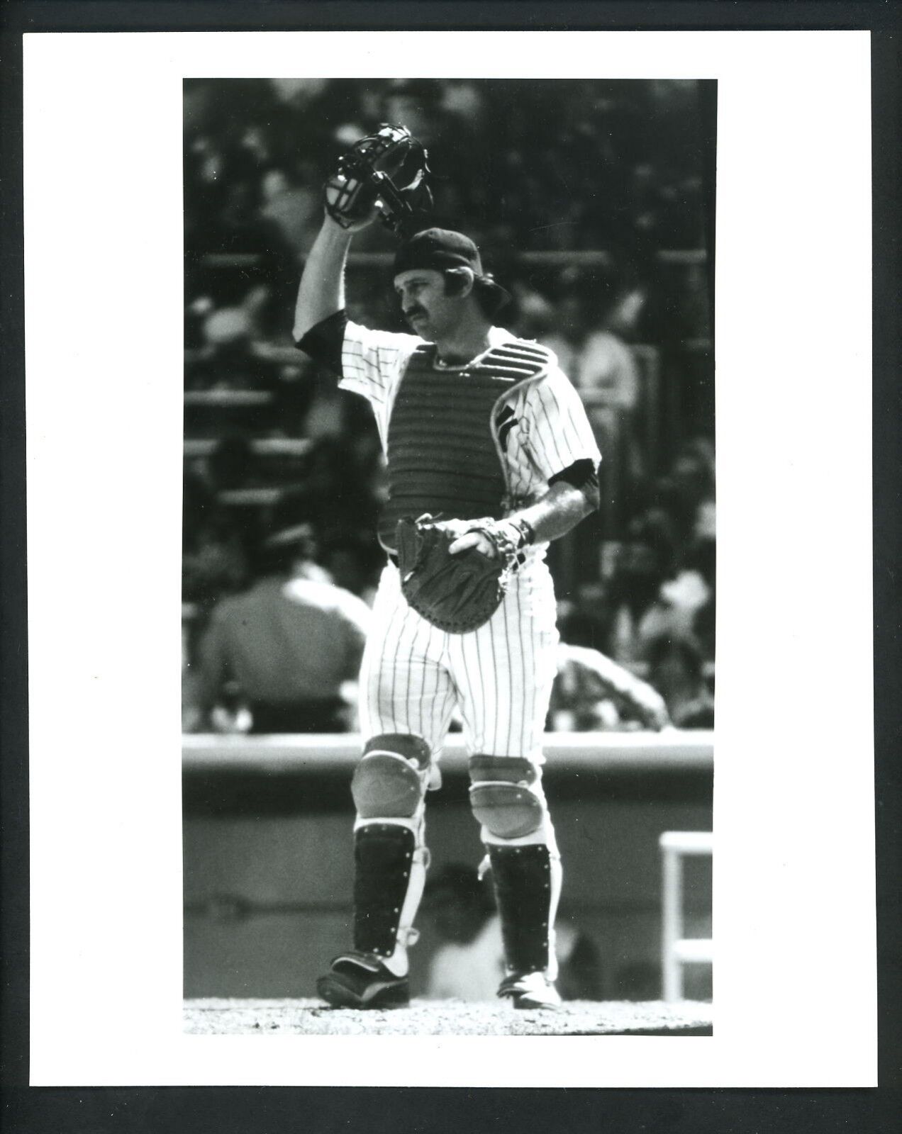 Thurman Munson 8 x 10 B&W Photo Poster painting catching New York Yankees