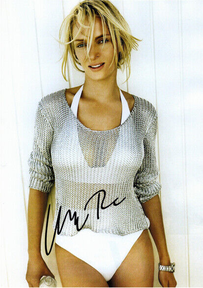 Autographed Photo Poster painting Uma Thurman Signed 8 x 12