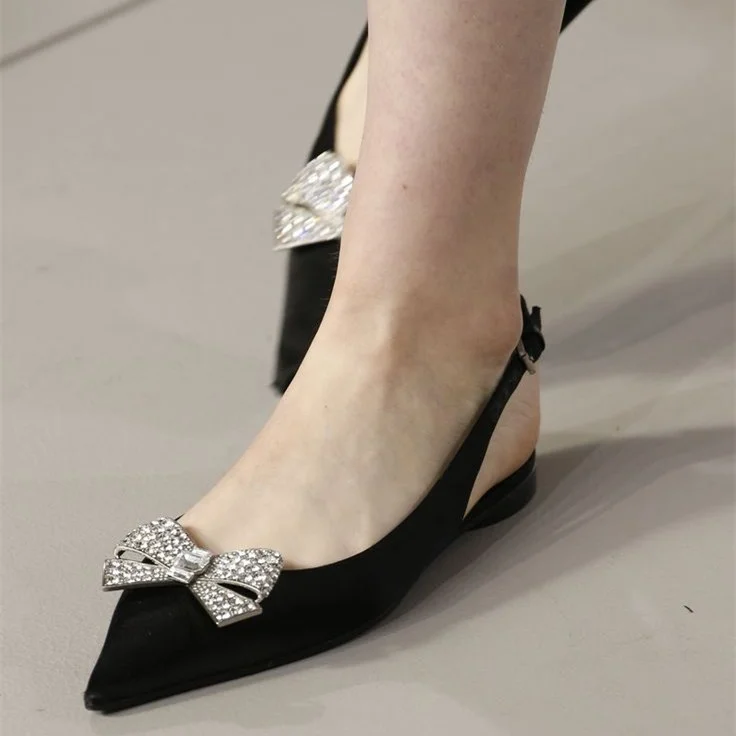 Sandales noires à bout pointu avec talons bloc et nœud en strass Flusfy