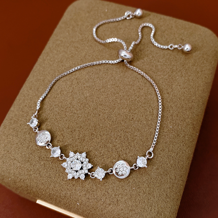 Exquisite and elegant zircon-encrusted flower and snowflake bracelet high-end luxury bangle fashionable and versatile niche jewelry wholesale
