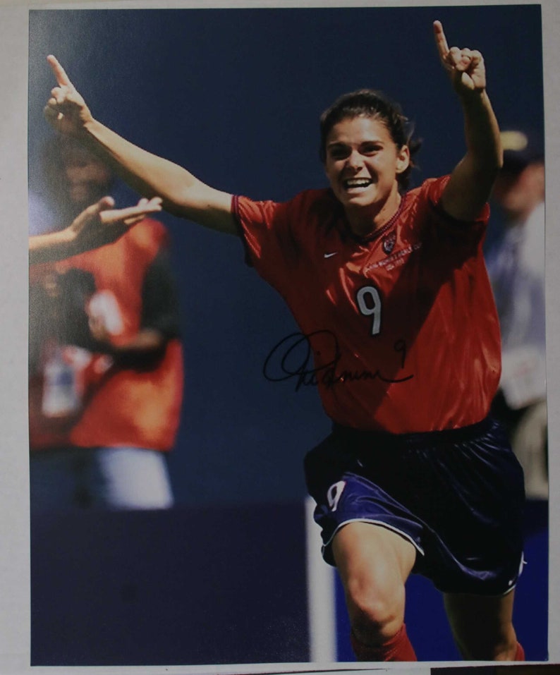 Mia Hamm Signed Autographed Soccer Glossy 11x14 Photo Poster painting - COA Matching Holograms