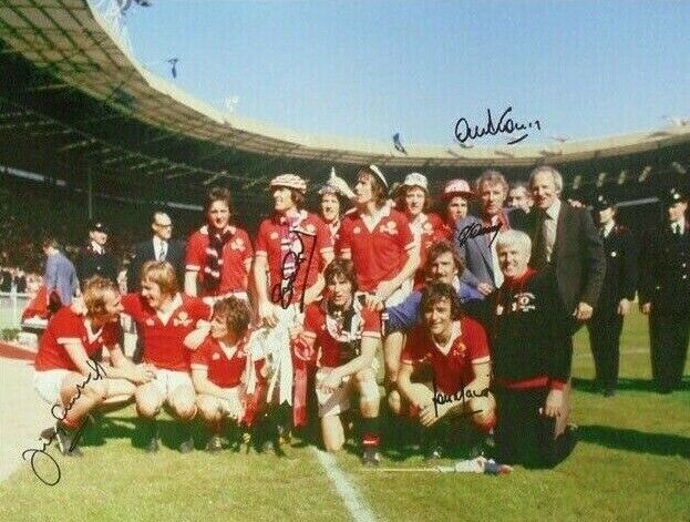 MANCHESTER UNITED 1977 FA CUP Photo Poster paintingGRAPH SIGNED x 5 STEPNEY MACARI DOCHERTY ETC