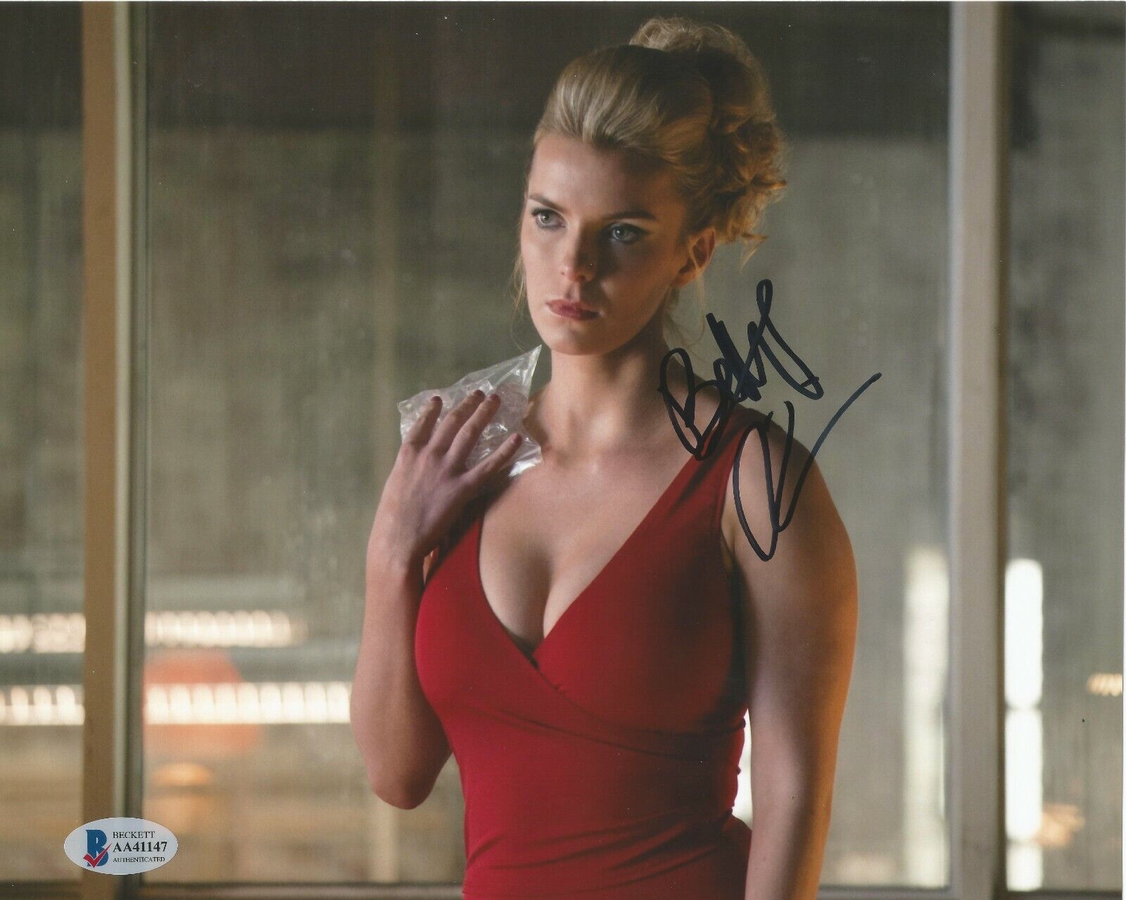 Betty Gilpin Signed Glow 8x10 Beckett Authentic Photo Poster painting sexy