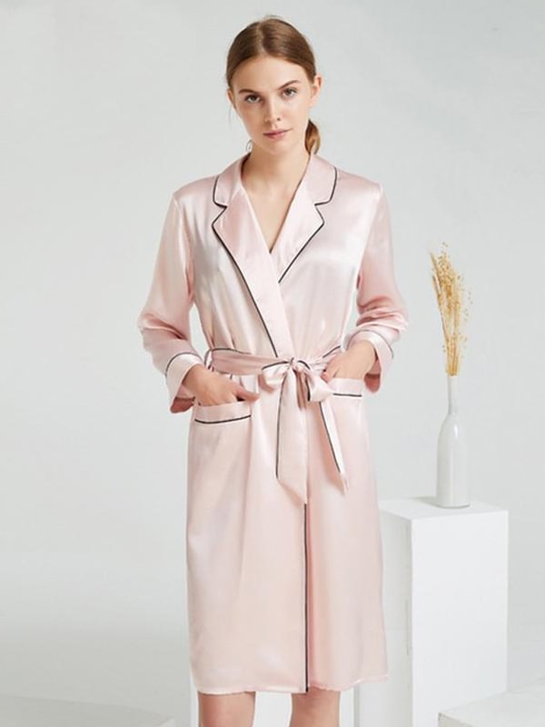 22 MOMME Robe de chambre en soie rose à bords noir 1