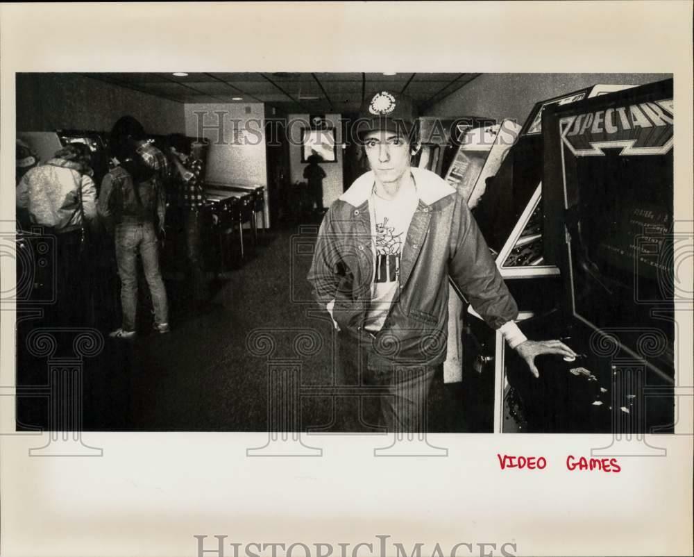 Press Photo Poster painting Chris Smiles at Galaxy East Video Arcade in Norwalk, Connecticut