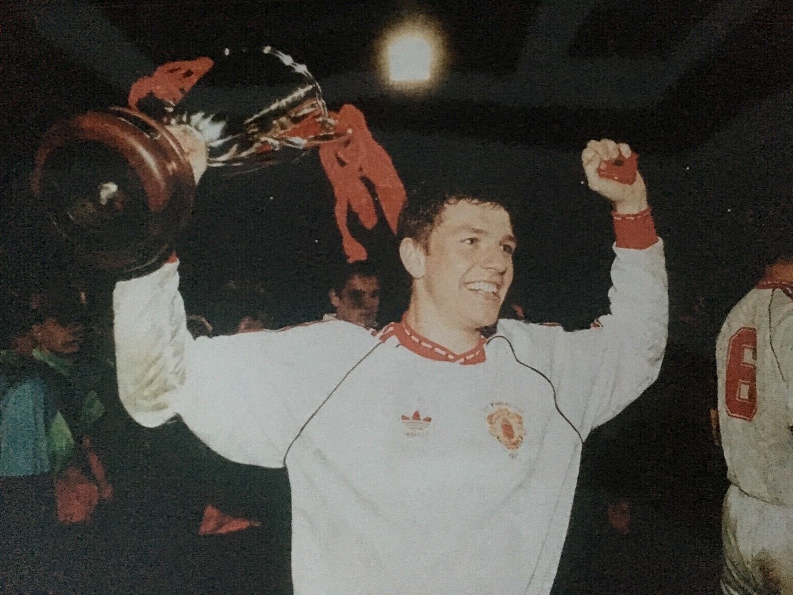 LEE SHARP - MANCHESTER UNITED LEGEND - EXCELLENT UNSIGNED CUP WINNING Photo Poster paintingGRAPH