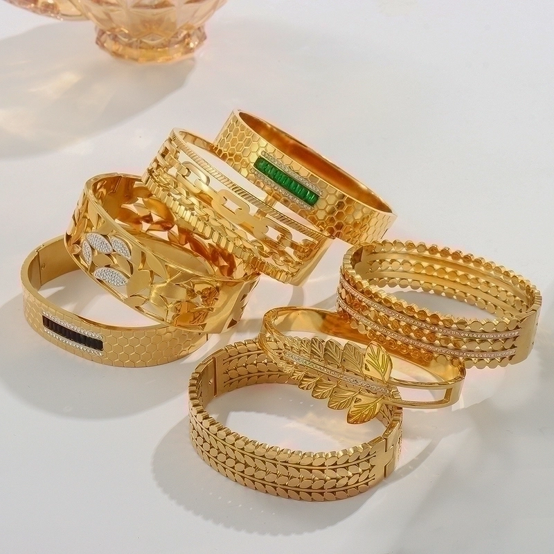 Casual Elegant Minimalist Leaves Solid Color Titanium Steel 18K Gold Plated Rhinestones Bangle In Bulk