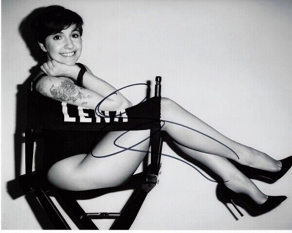 Lena Dunham Signed - Autographed GIRLS 8x10 inch Photo Poster painting with Certificate