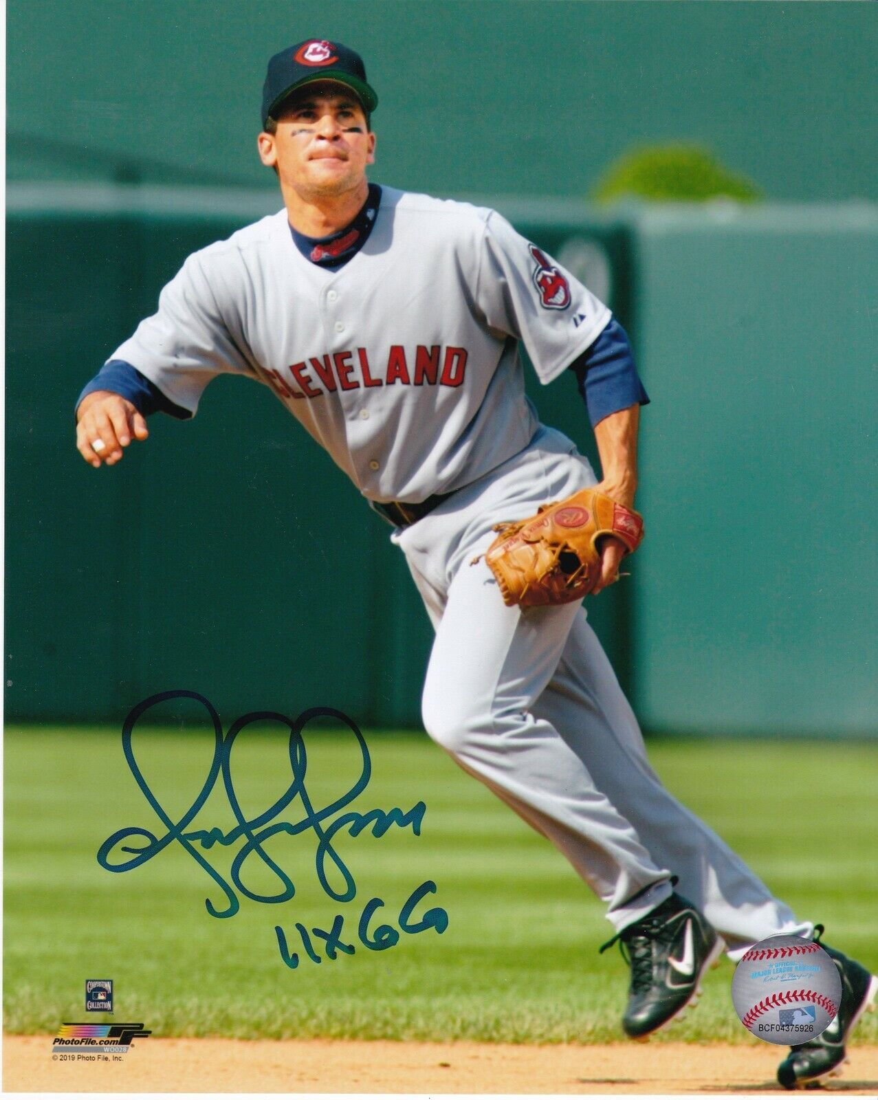 OMAR VIZQUEL CLEVELAND INDIANS 11 X GG ACTION SIGNED 8x10