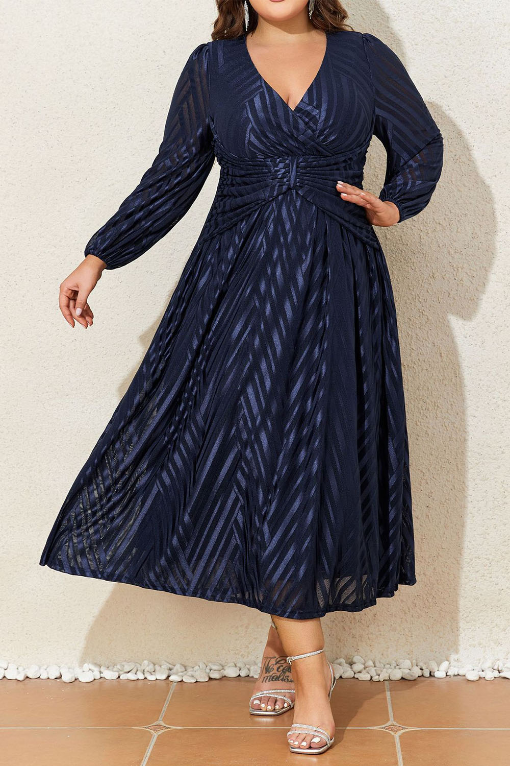Plus Size Mother Of The Bride Navy Blue Mesh Jacquard Striped Ruched Waist Midi Dress 2024 - Flycurvy 