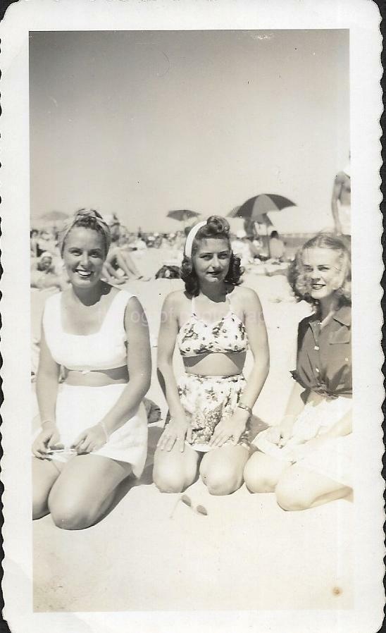 BEACH GIRLS Vintage FOUND Photo Poster painting bw PRETTY WOMEN Original 1940'S JD 110 11 YY