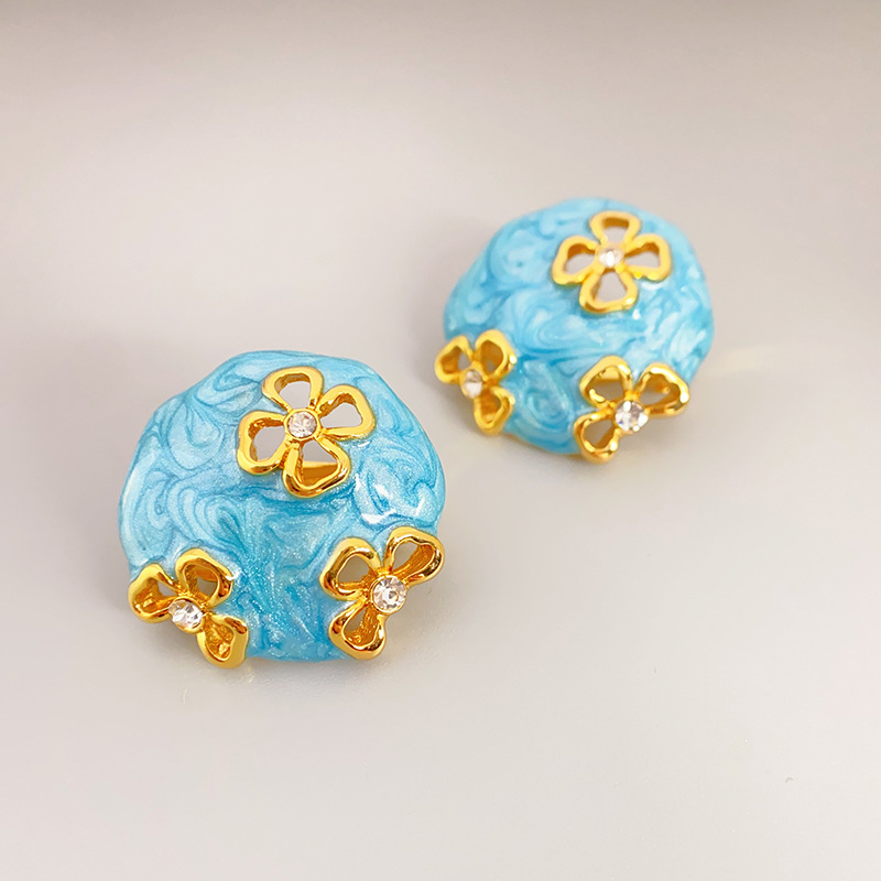 Vintage Hollow Flower Fashion Stud Earrings