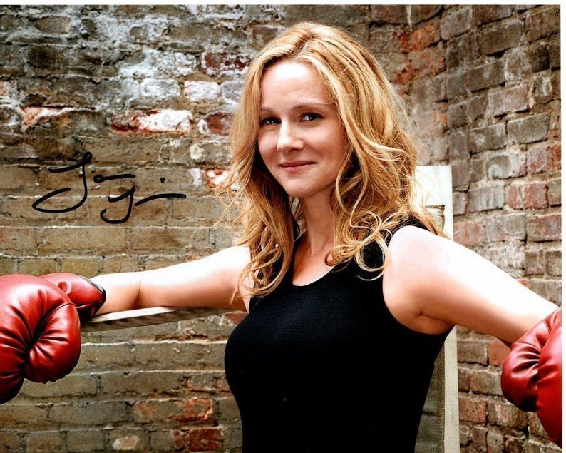 Laura linney signed autographed sexy boxing Photo Poster painting