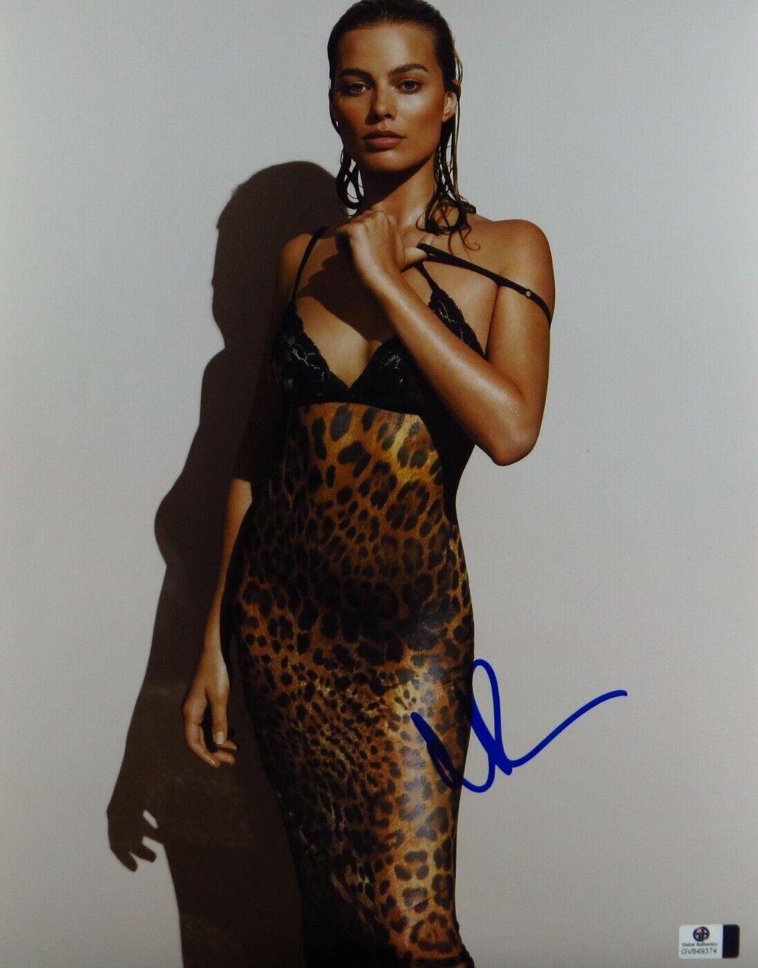 Margot Robbie Signed Autographed 11X14 Photo Poster painting Sexy Gorgeous Leopard Print 849374