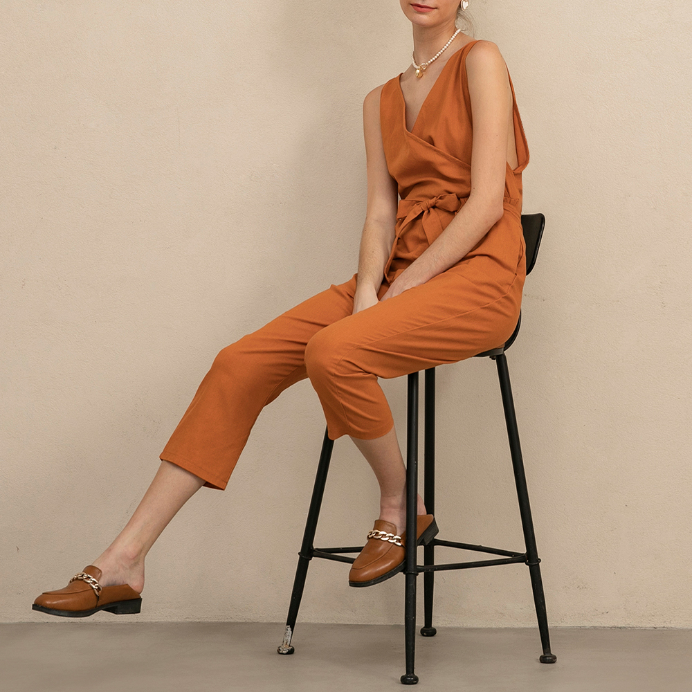 v-neck-sleeveless-jumpsuit