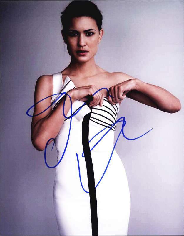 Julia Jones authentic signed celebrity 8x10 W/Certificate Autographed (A0006)